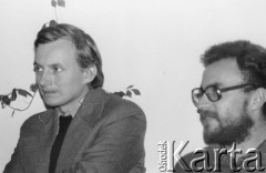 Listopad 1979, Warszawa, Polska.
Spotkanie Rady Sygnatariuszy Ruchu Obrony Praw Człowieka i Obywatela w mieszkaniu Kazimierza Janusza; siedzą od lewej: Grzegorz Prątnicki, Marian Piłka.
Fot. Janusz Krzyżewski, zbiory Ośrodka KARTA