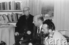 Listopad 1979, Warszawa, Polska.
Spotkanie Rady Sygnatariuszy Ruchu Obrony Praw Człowieka i Obywatela w mieszkaniu Kazimierza Janusza; siedzą od lewej: Stefan Kaczorowski, Kazimierz Janusz, Kazimierz Ćwitoń.
Fot. Janusz Krzyżewski, zbiory Ośrodka KARTA