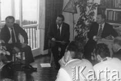 Listopad 1979, Warszawa, Polska.
Spotkanie Rady Sygnatariuszy Ruchu Obrony Praw Człowieka i Obywatela w mieszkaniu Kazimierza Janusza; przy oknie siedzi Wojciech Ziembiński, obok Adam Wojciechowski i Bogumił Studziński, tyłem siedzą: Kazimierz Janusz, Kazimierz Ćwitoń i Andrzej Czuma.
Fot. Janusz Krzyżewski, zbiory Ośrodka KARTA