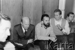 Listopad 1979, Warszawa, Polska.
Spotkanie Rady Sygnatariuszy Ruchu Obrony Praw Człowieka i Obywatela w mieszkaniu Kazimierza Janusza; siedzą od lewej: Bogumił Studziński, Kazimierz Janusz, Kazimierz Ćwitoń, Andrzej Czuma, Marek Niesiołowski.
Fot. Janusz Krzyżewski, zbiory Ośrodka KARTA