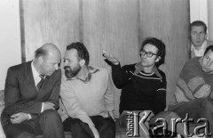 Listopad 1979, Warszawa, Polska.
Spotkanie Rady Sygnatariuszy Ruchu Obrony Praw Człowieka i Obywatela w mieszkaniu Kazimierza Janusza; siedzą od lewej: Kazimierz Janusz, Kazimierz Ćwitoń, Andrzej Woźnicki, Marek Niesiołowski, Andrzej Czuma.
Fot. Janusz Krzyżewski, zbiory Ośrodka KARTA