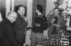 Listopad 1979, Warszawa, Polska.
Spotkanie Rady Sygnatariuszy Ruchu Obrony Praw Człowieka i Obywatela w mieszkaniu Kazimierza Janusza; stoją od lewej: Stefan Kaczorowski, Wojciech Ziembiński, Andrzej Woźnicki, Grzegorz Prątnicki.
Fot. Janusz Krzyżewski, zbiory Ośrodka KARTA