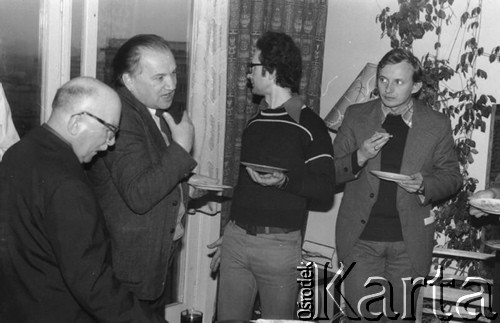 Listopad 1979, Warszawa, Polska.
Spotkanie Rady Sygnatariuszy Ruchu Obrony Praw Człowieka i Obywatela w mieszkaniu Kazimierza Janusza; stoją od lewej: Stefan Kaczorowski, Wojciech Ziembiński, Andrzej Woźnicki, Grzegorz Prątnicki.
Fot. Janusz Krzyżewski, zbiory Ośrodka KARTA