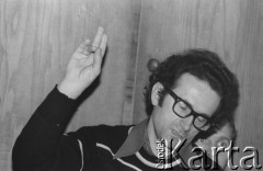 Listopad 1979, Warszawa, Polska.
Spotkanie Rady Sygnatariuszy Ruchu Obrony Praw Człowieka i Obywatela w mieszkaniu Kazimierza Janusza; Andrzej Woźnicki, z tyłu Marek Niesiołowski.
Fot. Janusz Krzyżewski, zbiory Ośrodka KARTA