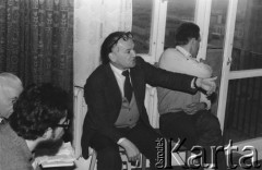 Listopad 1979, Warszawa, Polska.
Spotkanie Rady Sygnatariuszy Ruchu Obrony Praw Człowieka i Obywatela w mieszkaniu Kazimierza Janusza; przy oknie siedzą: Wojciech Ziembiński i Andrzej Czuma.
Fot. Janusz Krzyżewski, zbiory Ośrodka KARTA