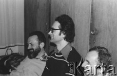 Listopad 1979, Warszawa, Polska.
Spotkanie Rady Sygnatariuszy Ruchu Obrony Praw Człowieka i Obywatela w mieszkaniu Kazimierza Janusza; siedzą od lewej: Kazimierz Ćwitoń, Andrzej Woźnicki, Marek Niesiołowski.
Fot. Janusz Krzyżewski, zbiory Ośrodka KARTA
