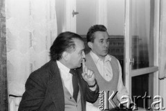Listopad 1979, Warszawa, Polska.
Spotkanie Rady Sygnatariuszy Ruchu Obrony Praw Człowieka i Obywatela w mieszkaniu Kazimierza Janusza; siedzą od lewej: Wojciech Ziembiński i Andrzej Czuma.
Fot. Janusz Krzyżewski, zbiory Ośrodka KARTA