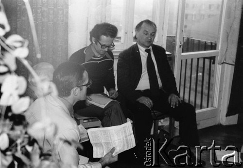 Listopad 1979, Warszawa, Polska.
Spotkanie Rady Sygnatariuszy Ruchu Obrony Praw Człowieka i Obywatela w mieszkaniu Kazimierza Janusza; przy oknie siedzą: Andrzej Woźnicki i Wojciech Ziembiński, z lewej Józef M. Janowski.
Fot. Janusz Krzyżewski, zbiory Ośrodka KARTA