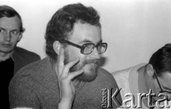 Listopad 1979, Warszawa, Polska.
Spotkanie Rady Sygnatariuszy Ruchu Obrony Praw Człowieka i Obywatela w mieszkaniu Kazimierza Janusza; siedzą od lewej: Grzegorz Prątnicki, Marian Piłka i Józef M. Janowski.
Fot. Janusz Krzyżewski, zbiory Ośrodka KARTA
