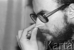 Listopad 1979, Warszawa, Polska.
Spotkanie Rady Sygnatariuszy Ruchu Obrony Praw Człowieka i Obywatela w mieszkaniu Kazimierza Janusza; Marian Piłka.
Fot. Janusz Krzyżewski, zbiory Ośrodka KARTA