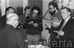 Listopad 1979, Warszawa, Polska.
Spotkanie Rady Sygnatariuszy Ruchu Obrony Praw Człowieka i Obywatela w mieszkaniu Kazimierza Janusza, stoją od prawej: Bogumił Studziński, Marian Piłka, Andrzej Woźnicki, Grzegorz Prątnicki.
Fot. Janusz Krzyżewski, zbiory Ośrodka KARTA