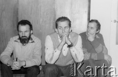 Listopad 1979, Warszawa, Polska.
Spotkanie Rady Sygnatariuszy Ruchu Obrony Praw Człowieka i Obywatela w mieszkaniu Kazimierza Janusza; siedzą od lewej: Kazimierz Ćwitoń, Andrzej Czuma, Marek Niesiołowski.
Fot. Janusz Krzyżewski, zbiory Ośrodka KARTA