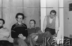 Listopad 1979, Warszawa, Polska.
Spotkanie Rady Sygnatariuszy Ruchu Obrony Praw Człowieka i Obywatela w mieszkaniu Kazimierza Janusza; siedzą od lewej: Andrzej Woźnicki, Marek Niesiołowski, Andrzej Czuma.
Fot. Janusz Krzyżewski, zbiory Ośrodka KARTA
