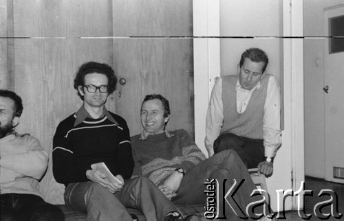 Listopad 1979, Warszawa, Polska.
Spotkanie Rady Sygnatariuszy Ruchu Obrony Praw Człowieka i Obywatela w mieszkaniu Kazimierza Janusza; siedzą od lewej: Andrzej Woźnicki, Marek Niesiołowski, Andrzej Czuma.
Fot. Janusz Krzyżewski, zbiory Ośrodka KARTA