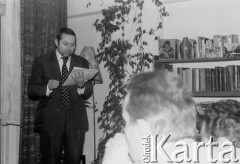 Listopad 1979, Warszawa, Polska.
Spotkanie Rady Sygnatariuszy Ruchu Obrony Praw Człowieka i Obywatela w mieszkaniu Kazimierza Janusza; stoi Adam Wojciechowski.
Fot. Janusz Krzyżewski, zbiory Ośrodka KARTA