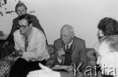 Listopad 1979, Warszawa, Polska.
Spotkanie Rady Sygnatariuszy Ruchu Obrony Praw Człowieka i Obywatela w mieszkaniu Kazimierza Janusza; siedzą od lewej: Grzegorz Prątnicki (z tyłu), Józef M. Janowski, Marian Gołębiewski.
Fot. Janusz Krzyżewski, zbiory Ośrodka KARTA