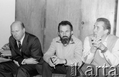 Listopad 1979, Warszawa, Polska.
Spotkanie Rady Sygnatariuszy Ruchu Obrony Praw Człowieka i Obywatela w mieszkaniu Kazimierza Janusza, siedzą od lewej: Kazimierz Janusz, Kazimierz Ćwitoń i Andrzej Czuma.
Fot. Janusz Krzyżewski, zbiory Ośrodka KARTA