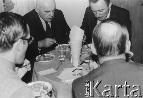 Styczeń 1980, Warszawa, Polska.
VI Ogólnopolskie Spotkanie członków Ruchu Obrony Praw Człowieka i Obywatela w mieszkaniu Kazimierza Janusza; za stołem siedzą: Piotr Typiak (z lewej) i Bogumił Studziński.
Fot. Janusz Krzyżewski, zbiory Ośrodka KARTA