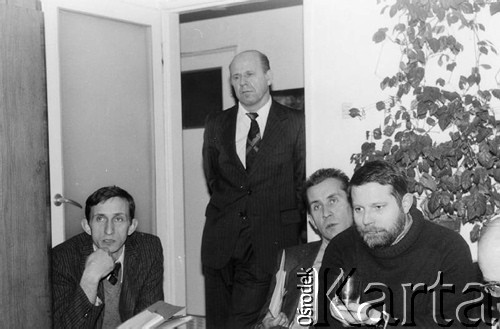 Styczeń 1980, Warszawa, Polska.
VI Ogólnopolskie Spotkanie członków Ruchu Obrony Praw Człowieka i Obywatela w mieszkaniu Kazimierza Janusza, siedzą od prawej: Adam Wojciechowski, Andrzej Czuma, Benedykt Czuma, stoi Kazimierz Janusz.
Fot. Janusz Krzyżewski, zbiory Ośrodka KARTA