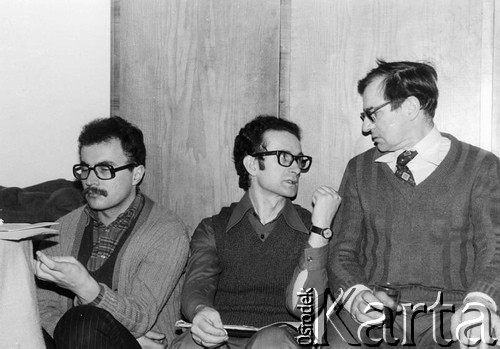 Styczeń 1980, Warszawa, Polska.
VI Ogólnopolskie Spotkanie członków Ruchu Obrony Praw Człowieka i Obywatela w mieszkaniu Kazimierza Janusza, siedzą od lewej: Marian Piłka, Andrzej Woźnicki, Jan Zapolnik.
Fot. Janusz Krzyżewski, zbiory Ośrodka KARTA