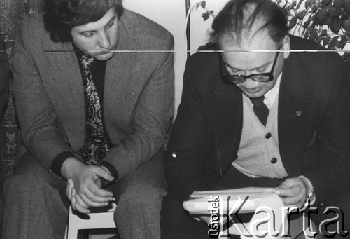 Styczeń 1980, Warszawa, Polska.
VI Ogólnopolskie Spotkanie członków Ruchu Obrony Praw Człowieka i Obywatela w mieszkaniu Kazimierza Janusza, siedzą od lewej: Maciej Szuszkiewicz i Wojciech Ziembiński.
Fot. Janusz Krzyżewski, zbiory Ośrodka KARTA