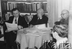 Styczeń 1980, Warszawa, Polska.
VI Ogólnopolskie Spotkanie członków Ruchu Obrony Praw Człowieka i Obywatela w mieszkaniu Kazimierza Janusza, siedzą od lewej: Bogumił Studziński, Piotr Typiak, Stefan Kaczorowski.
Fot. Janusz Krzyżewski, zbiory Ośrodka KARTA