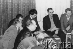 Styczeń 1980, Warszawa, Polska.
VI Ogólnopolskie Spotkanie członków Ruchu Obrony Praw Człowieka i Obywatela w mieszkaniu Kazimierza Janusza, siedzą od prawej: Jan Mizikowski, Józef M. Janowski, Antoni Pietkiewicz, Antoni Gołda, Bolesław Suchecki, Edward Staniewski.
Fot. Janusz Krzyżewski, zbiory Ośrodka KARTA