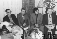 Styczeń 1980, Warszawa, Polska.
VI Ogólnopolskie Spotkanie członków Ruchu Obrony Praw Człowieka i Obywatela w mieszkaniu Kazimierza Janusza, siedzą od lewej: Józef M. Janowski, Jan Mizikowski, Maciej Szuszkiewicz, Wojciech Ziembiński.
Fot. Janusz Krzyżewski, zbiory Ośrodka KARTA