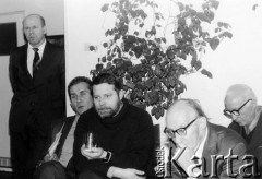 Styczeń 1980, Warszawa, Polska.
VI Ogólnopolskie Spotkanie członków Ruchu Obrony Praw Człowieka i Obywatela w mieszkaniu Kazimierza Janusza, siedzą od lewej: Andrzej Czuma, Adam Wojciechowski, Marian Bogacz, Marian Gołębiewski, stoi Kazimierz Janusz.
Fot. Janusz Krzyżewski, zbiory Ośrodka KARTA