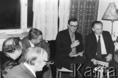 Styczeń 1980, Warszawa, Polska.
VI Ogólnopolskie Spotkanie członków Ruchu Obrony Praw Człowieka i Obywatela w mieszkaniu Kazimierza Janusza, siedzą od lewej: Edward Staniewski, Marian Bogacz (z przodu), Jan Mizikowski, Jzef M. Janowski, Wojciech Ziembiński.
Fot. Janusz Krzyżewski, zbiory Ośrodka KARTA