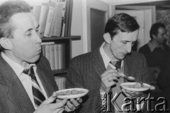 Styczeń 1980, Warszawa, Polska.
VI Ogólnopolskie Spotkanie członków Ruchu Obrony Praw Człowieka i Obywatela w mieszkaniu Kazimierza Janusza, stoją od lewej: Andrzej Czuma i Benedykt Czuma.
Fot. Janusz Krzyżewski, zbiory Ośrodka KARTA