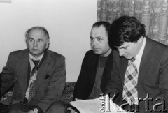 Styczeń 1980, Warszawa, Polska.
VI Ogólnopolskie Spotkanie członków Ruchu Obrony Praw Człowieka i Obywatela w mieszkaniu Kazimierza Janusza, siedzą od lewej: Bolesław Suchecki, Antoni Gołda, Antoni Pietkiewicz.
Fot. Janusz Krzyżewski, zbiory Ośrodka KARTA