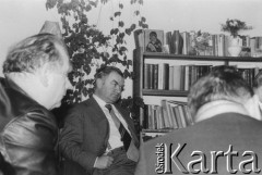 Styczeń 1980, Warszawa, Polska.
VI Ogólnopolskie Spotkanie członków Ruchu Obrony Praw Człowieka i Obywatela w mieszkaniu Kazimierza Janusza, siedzą od lewej: Edward Staniewski, Jan Mizikowski.
Fot. Janusz Krzyżewski, zbiory Ośrodka KARTA