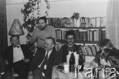 Styczeń 1980, Warszawa, Polska.
VI Ogólnopolskie Spotkanie członków Ruchu Obrony Praw Człowieka i Obywatela w mieszkaniu Kazimierza Janusza, siedzą od lewej: Wojciech Ziembiński, Jerzy Brykczyński, Marian Piłka, stoi Adam Wojciechowski.
Fot. Janusz Krzyżewski, zbiory Ośrodka KARTA