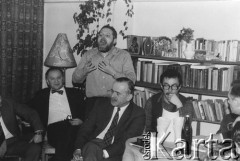 Styczeń 1980, Warszawa, Polska.
VI Ogólnopolskie Spotkanie członków Ruchu Obrony Praw Człowieka i Obywatela w mieszkaniu Kazimierza Janusza, siedzą od lewej: Wojciech Ziembiński, Jerzy Brykczyński, Marian Piłka, stoi Adam Wojciechowski.
Fot. Janusz Krzyżewski, zbiory Ośrodka KARTA
