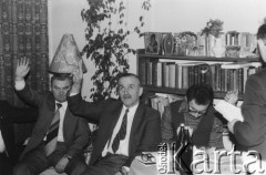 Styczeń 1980, Warszawa, Polska.
VI Ogólnopolskie Spotkanie członków Ruchu Obrony Praw Człowieka i Obywatela w mieszkaniu Kazimierza Janusza, siedzą od lewej: Jan Mizikowski, Jerzy Brykczyński, Marian Piłka.
Fot. Janusz Krzyżewski, zbiory Ośrodka KARTA