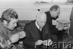 Styczeń 1980, Warszawa, Polska.
VI Ogólnopolskie Spotkanie członków Ruchu Obrony Praw Człowieka i Obywatela w mieszkaniu Kazimierza Janusza, siedzą od lewej: Skowroński, Marian Gołębiewski, Antoni Gołda.
Fot. Janusz Krzyżewski, zbiory Ośrodka KARTA