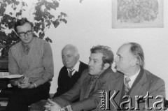 Styczeń 1980, Warszawa, Polska.
VI Ogólnopolskie Spotkanie członków Ruchu Obrony Praw Człowieka i Obywatela w mieszkaniu Kazimierza Janusza, siedzą od lewej: Józef M. Janowski, Marian Gołębiewski, Skowroński, Bolesław Suchecki.
Fot. Janusz Krzyżewski, zbiory Ośrodka KARTA
