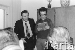 Styczeń 1980, Warszawa, Polska.
VI Ogólnopolskie Spotkanie członków Ruchu Obrony Praw Człowieka i Obywatela w mieszkaniu Kazimierza Janusza, od lewej: Bogumił Studziński i Andrzej Woźnicki.
Fot. Janusz Krzyżewski, zbiory Ośrodka KARTA