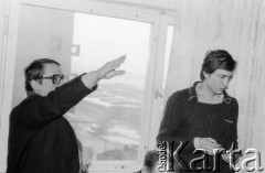 Styczeń 1980, Warszawa, Polska.
VI Ogólnopolskie Spotkanie członków Ruchu Obrony Praw Człowieka i Obywatela w mieszkaniu Kazimierza Janusza, stoją od lewej: Emil Morgiewicz i Andrzej Nastula.
Fot. Janusz Krzyżewski, zbiory Ośrodka KARTA