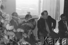Styczeń 1980, Warszawa, Polska.
VI Ogólnopolskie Spotkanie członków Ruchu Obrony Praw Człowieka i Obywatela w mieszkaniu Kazimierza Janusza, siedzą od lewej: Emil Morgiewicz (z tyłu), Skowroński, Bolesław Suchecki, Edward Staniewski, Jan Mizikowski.
Fot. Janusz Krzyżewski, zbiory Ośrodka KARTA