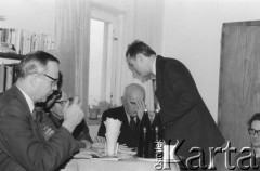 Styczeń 1980, Warszawa, Polska.
VI Ogólnopolskie Spotkanie członków Ruchu Obrony Praw Człowieka i Obywatela w mieszkaniu Kazimierza Janusza, siedzą od lewej: Jerzy Brykczyński, Stefan Kaczorowski (zasłonięty), Piotr Typiak, Andrzej Woźnicki, stoi Bogumił Studziński.
Fot. Janusz Krzyżewski, zbiory Ośrodka KARTA