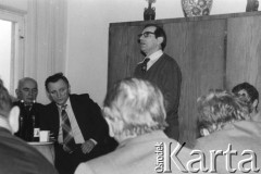 Styczeń 1980, Warszawa, Polska.
VI Ogólnopolskie Spotkanie członków Ruchu Obrony Praw Człowieka i Obywatela w mieszkaniu Kazimierza Janusza, siedzą od lewej: Piotr Typiak, Bogumił Studziński, stoi Jan Zapolnik.
Fot. Janusz Krzyżewski, zbiory Ośrodka KARTA