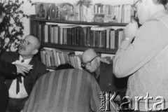 Styczeń 1980, Warszawa, Polska.
VI Ogólnopolskie Spotkanie członków Ruchu Obrony Praw Człowieka i Obywatela w mieszkaniu Kazimierza Janusza, siedzą od lewej: Jerzy Brykczyński, Stefan Kaczorowski, stoi Józef M. Janowski.
Fot. Janusz Krzyżewski, zbiory Ośrodka KARTA