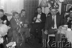 Styczeń 1980, Warszawa, Polska.
VI Ogólnopolskie Spotkanie członków Ruchu Obrony Praw Człowieka i Obywatela w mieszkaniu Kazimierza Janusza, siedzą od lewej: Marian Gołębiewski (z przodu), Edward Staniewski, Jan Mizikowski, Marek Niesiołowski, Wojciech Ziembiński, Jerzy Brykczyński, Marian Piłka.
Fot. Janusz Krzyżewski, zbiory Ośrodka KARTA