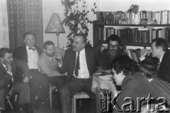 Styczeń 1980, Warszawa, Polska.
VI Ogólnopolskie Spotkanie członków Ruchu Obrony Praw Człowieka i Obywatela w mieszkaniu Kazimierza Janusza, siedzą od lewej: Jan Mizikowski, Wojciech Ziembiński, Adam Wojciechowski, Jerzy Brykczyński, Marian Piłka, Bogumił Studziński.
Fot. Janusz Krzyżewski, zbiory Ośrodka KARTA