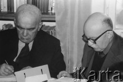 Styczeń 1980, Warszawa, Polska.
VI Ogólnopolskie Spotkanie członków Ruchu Obrony Praw Człowieka i Obywatela w mieszkaniu Kazimierza Janusza, siedzą od lewej: Piotr Typiak, Stefan Kaczorowski.
Fot. Janusz Krzyżewski, zbiory Ośrodka KARTA