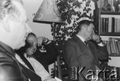 Styczeń 1980, Warszawa, Polska.
VI Ogólnopolskie Spotkanie członków Ruchu Obrony Praw Człowieka i Obywatela w mieszkaniu Kazimierza Janusza, siedzą od lewej: Edward Staniewski, Wojciech Ziembiński, Jan Mizikowski.
Fot. Janusz Krzyżewski, zbiory Ośrodka KARTA
