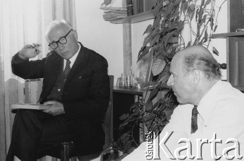 Październik 1979, Warszawa, Polska.
Spotkanie Zespołu Wykonawczego Rady Sygnatariuszy Ruchu Obrony Praw Człowieka i Obywatela; siedzą od lewej: Marian Gołębiewski i Kazimierz Janusz.
Fot. Janusz Krzyżewski, zbiory Ośrodka KARTA