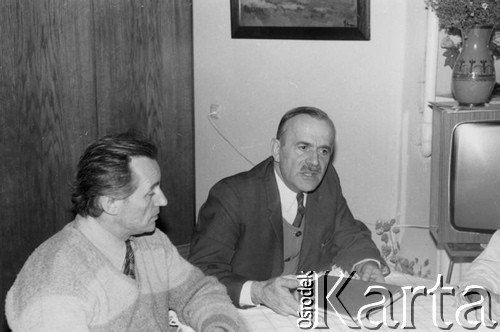 Październik 1979, Zalesie Górne, Polska.
Spotkanie Zespołu Wykonawczego Rady Sygnatariuszy Ruchu Obrony Praw Człowieka i Obywatela w domu Bogumiła Studzińskiego; siedzą od lewej: Bogumił Studziński i Jerzy Brykczyński.
Fot. Janusz Krzyżewski, zbiory Ośrodka KARTA